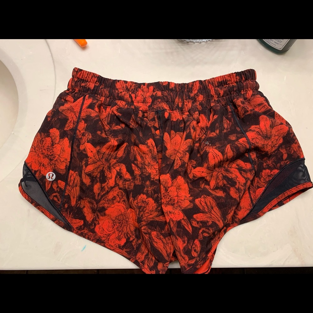 lululemon hotty hots size 4 2.5 inch